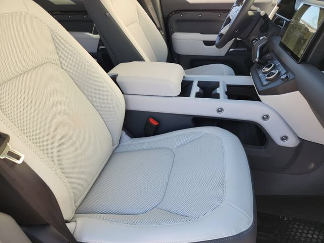 Used 2025 Land Rover Defender 130 X-Dynamic SE AWD/4WD image 14