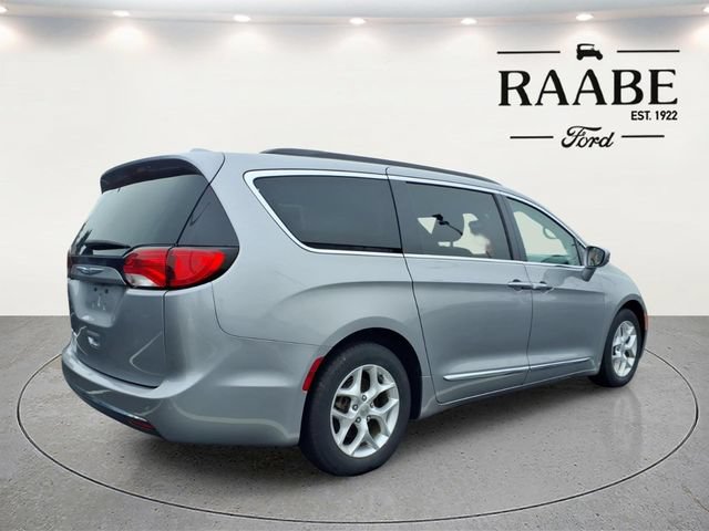 Used 2017 Chrysler Pacifica Touring-L w/ Tire & Wheel Group FWD image 11