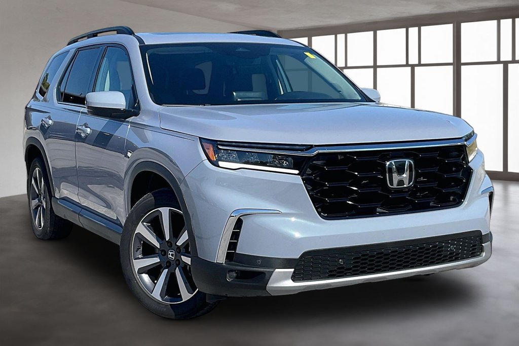 Used 2025 Honda Pilot Touring image 3