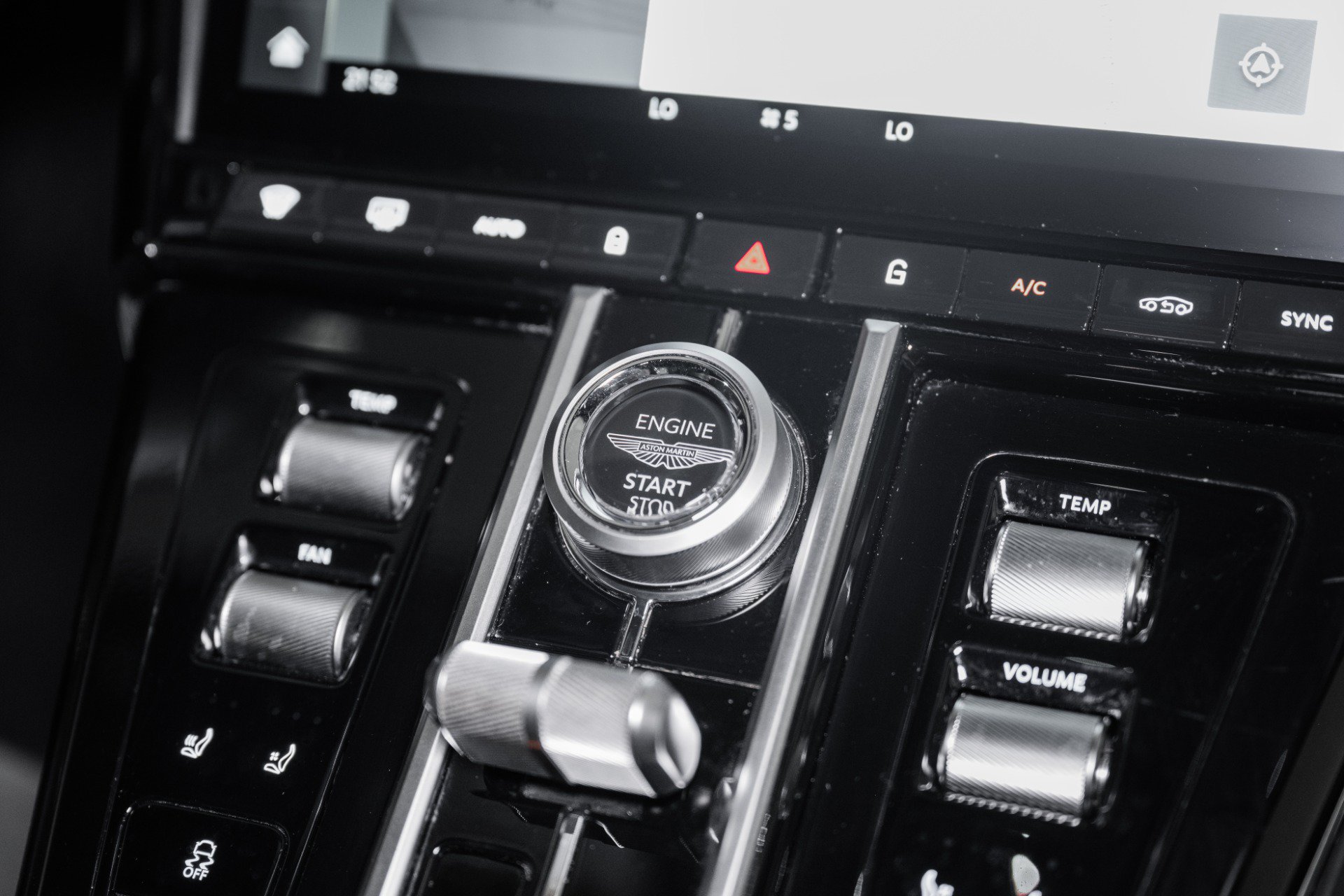 Used 2025 Aston Martin V8 Vantage Coupe RWD image 25