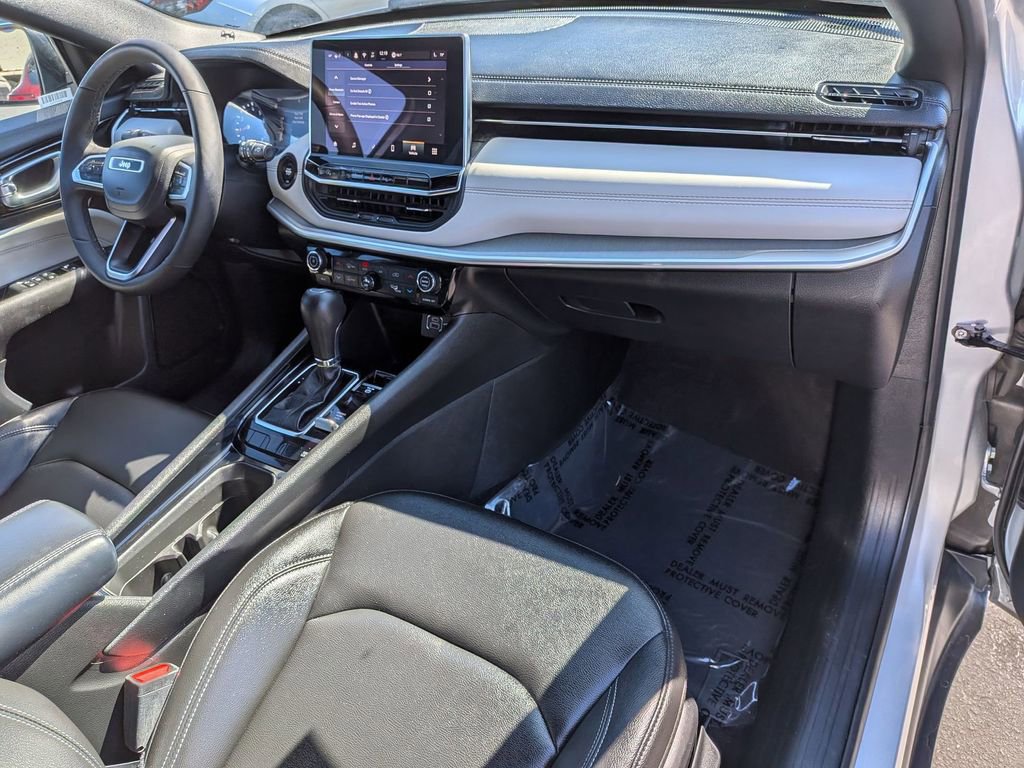 Used 2025 Jeep Compass Limited image 31