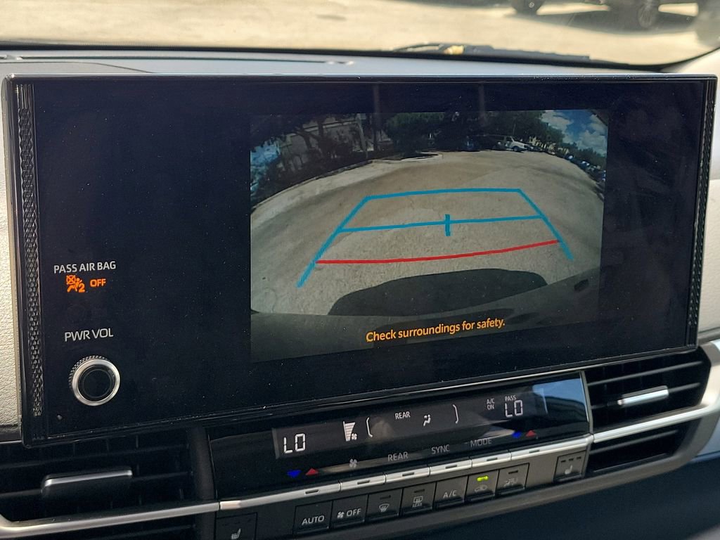 Used 2025 Toyota Sienna XLE FWD image 30