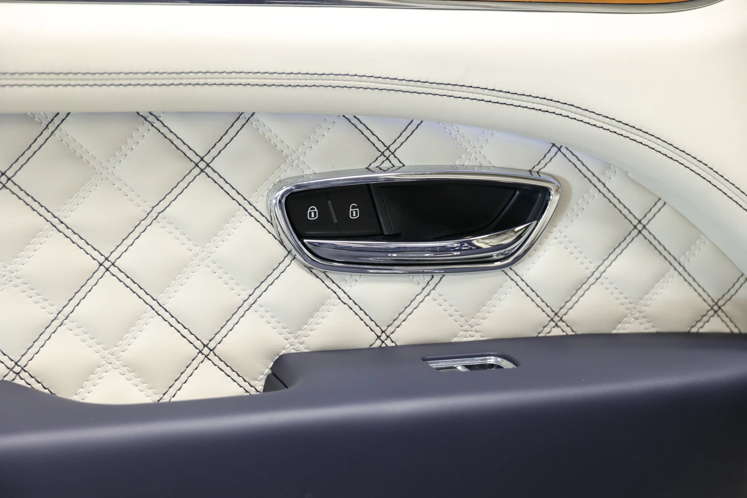 Used 2021 Bentley Bentayga w/ First Edition Specification AWD/4WD image 55