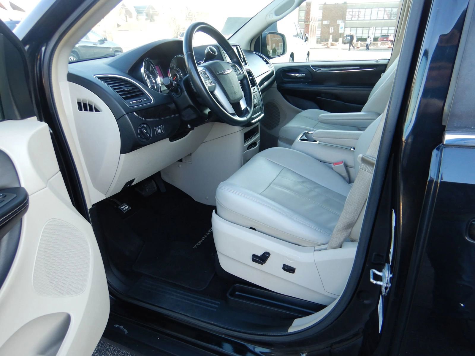 Used 2013 Chrysler Town & Country Touring image 11