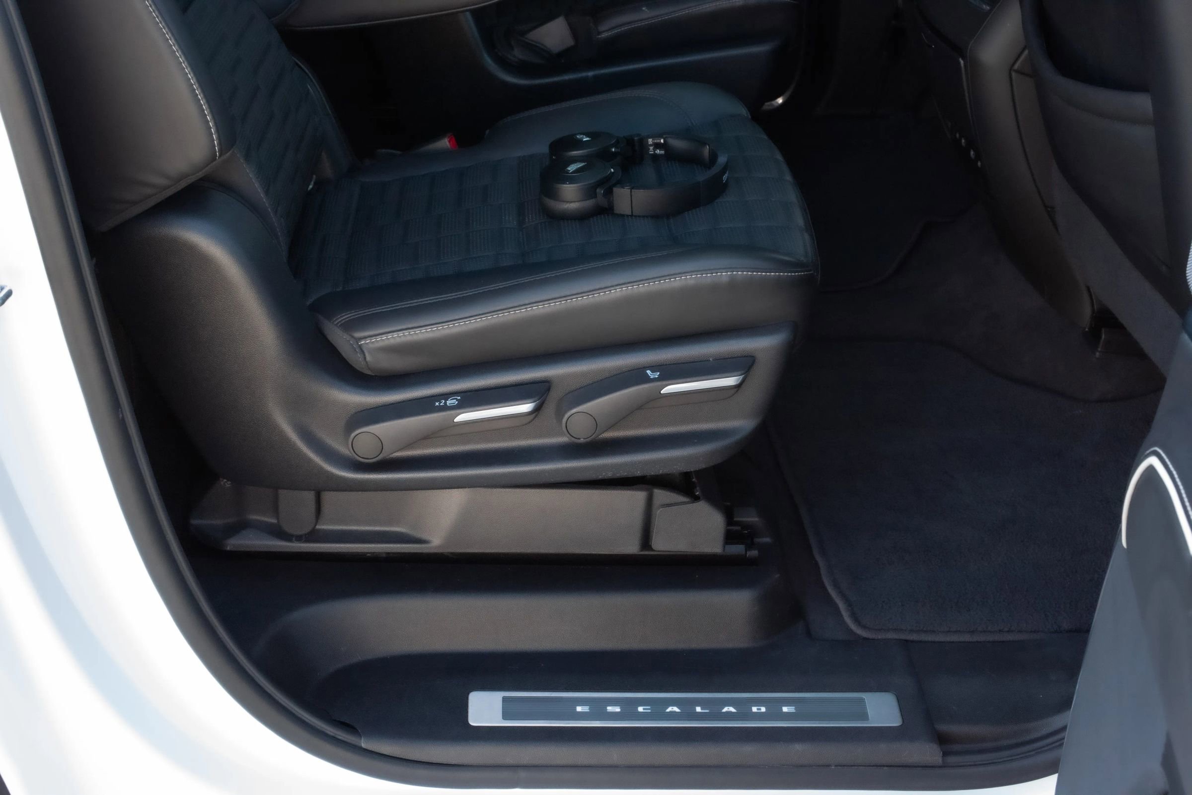 Used 2022 Cadillac Escalade ESV Sport Platinum image 18