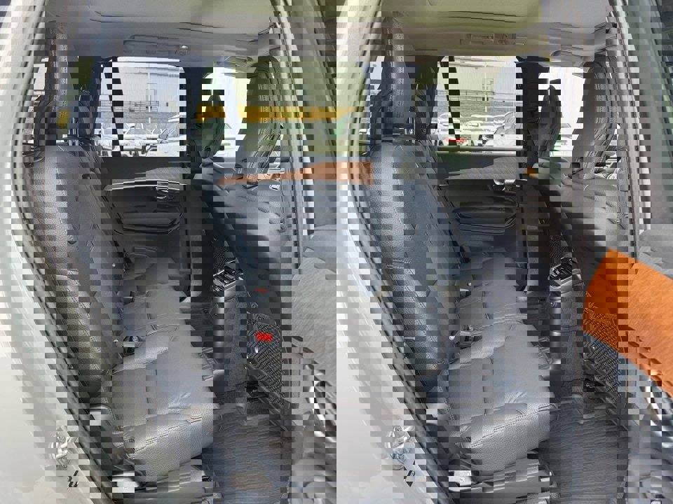 Certified 2024 Volvo XC90 T8 Plus w/ Protection Package Premier image 29