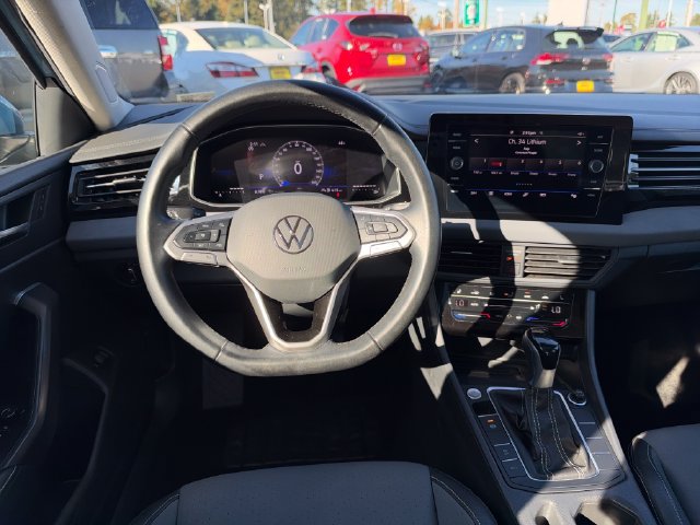 Used 2025 Volkswagen Jetta SE FWD image 18