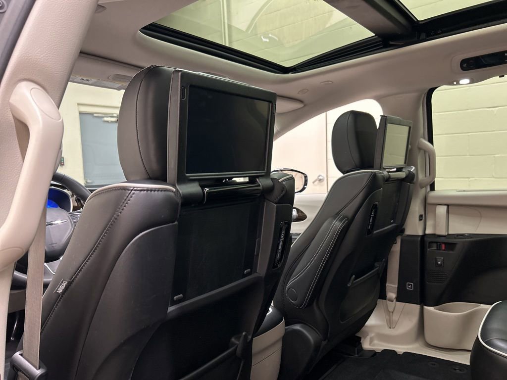 Used 2024 Chrysler Pacifica Limited w/ Uconnect Theater Family Group FWD image 27