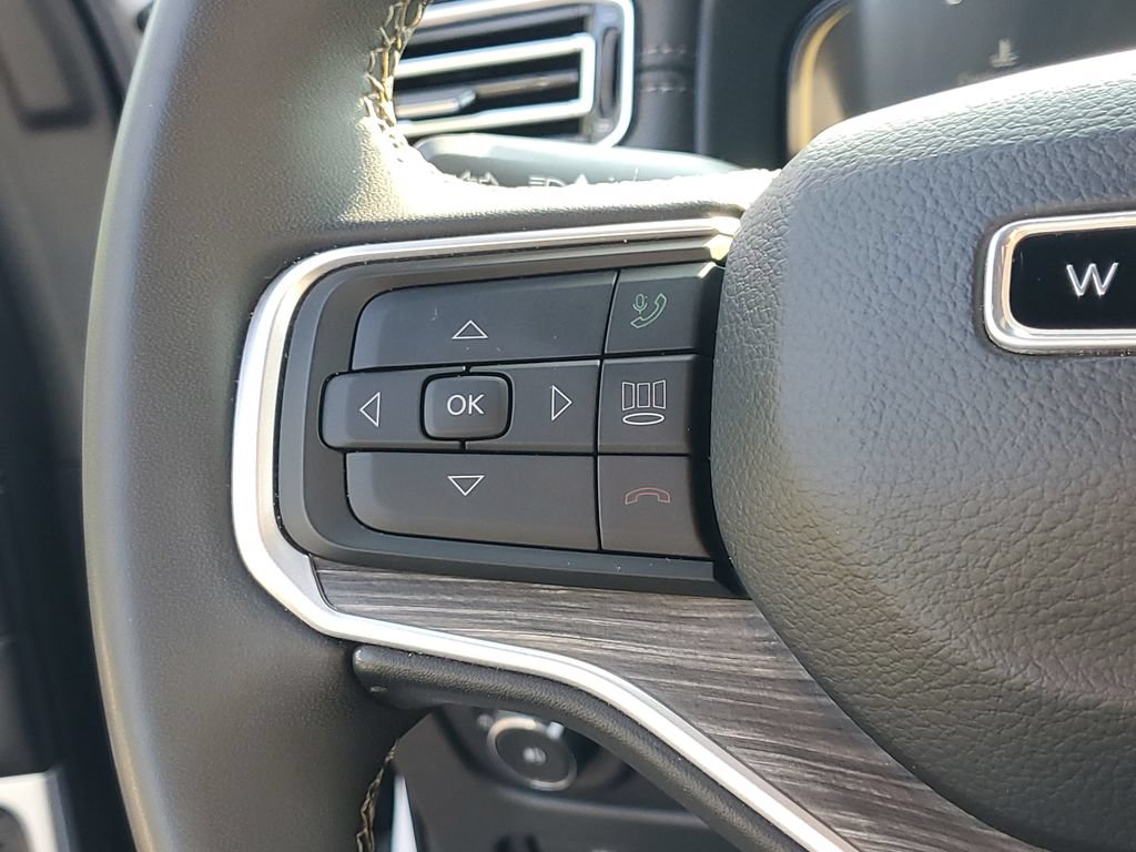 Used 2024 Jeep Wagoneer L Series II w/ Flexible Seating Group AWD/4WD image 16