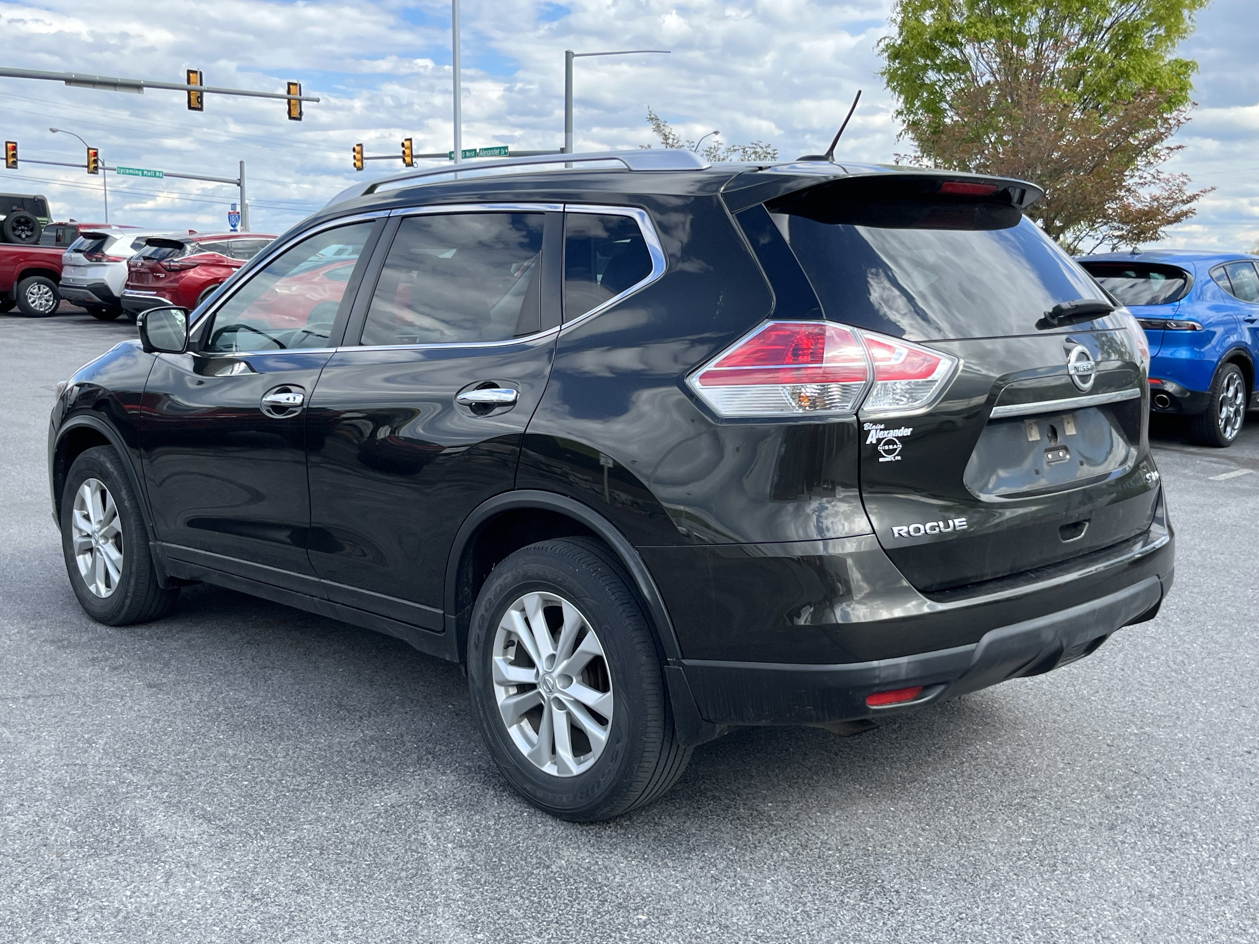 Used 2016 Nissan Rogue SV w/ SV Premium Package AWD/4WD image 9