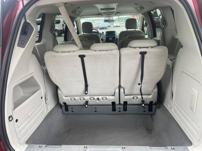 Used 2008 Chrysler Town & Country Touring FWD image 14