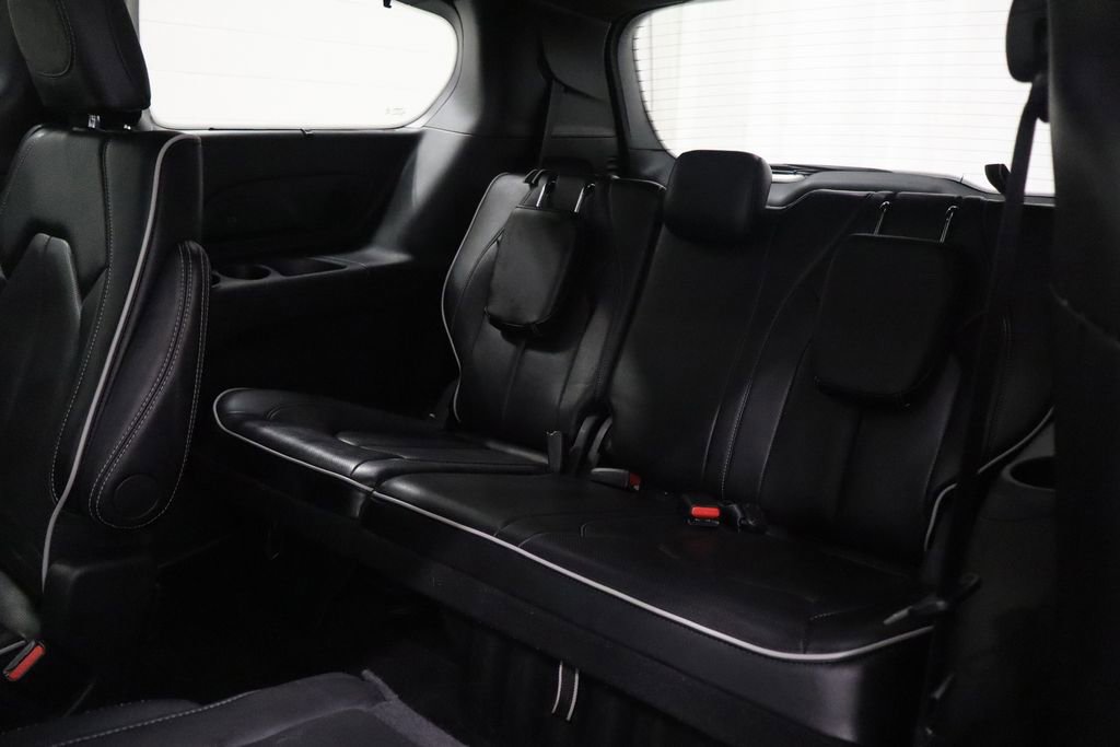 Used 2025 Chrysler Pacifica Limited image 13