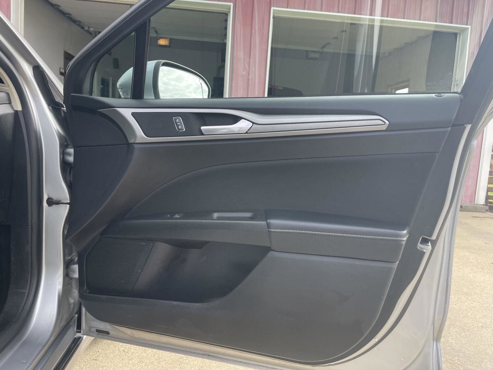 Used 2020 Ford Fusion SE image 31