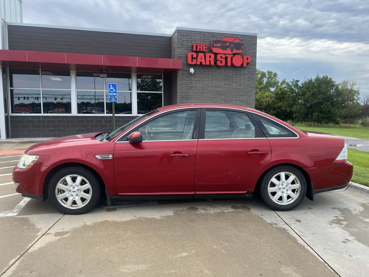 Used 2009 Ford Taurus SE FWD image 1