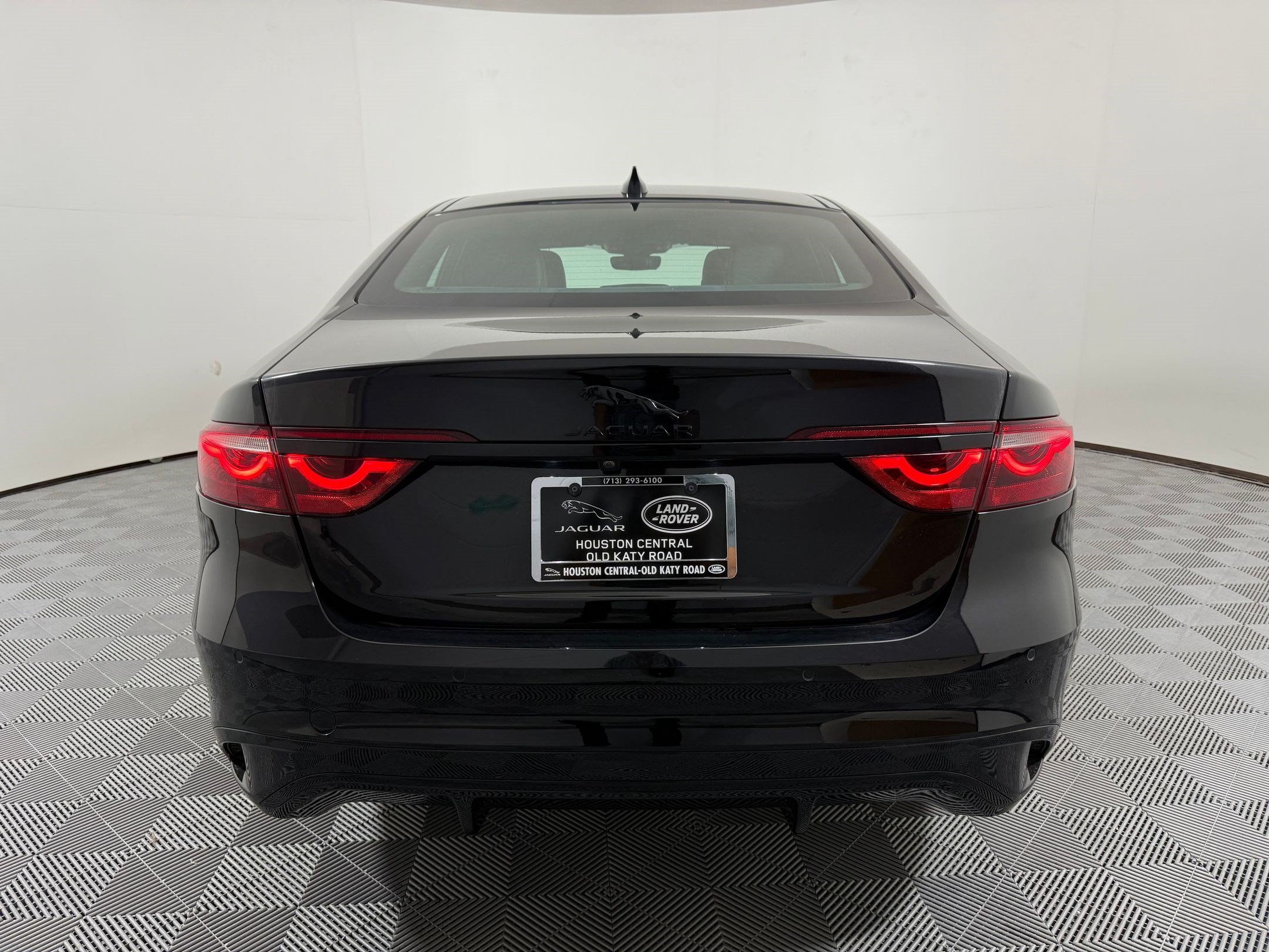 Used 2024 Jaguar XF R-Dynamic SE AWD/4WD image 9