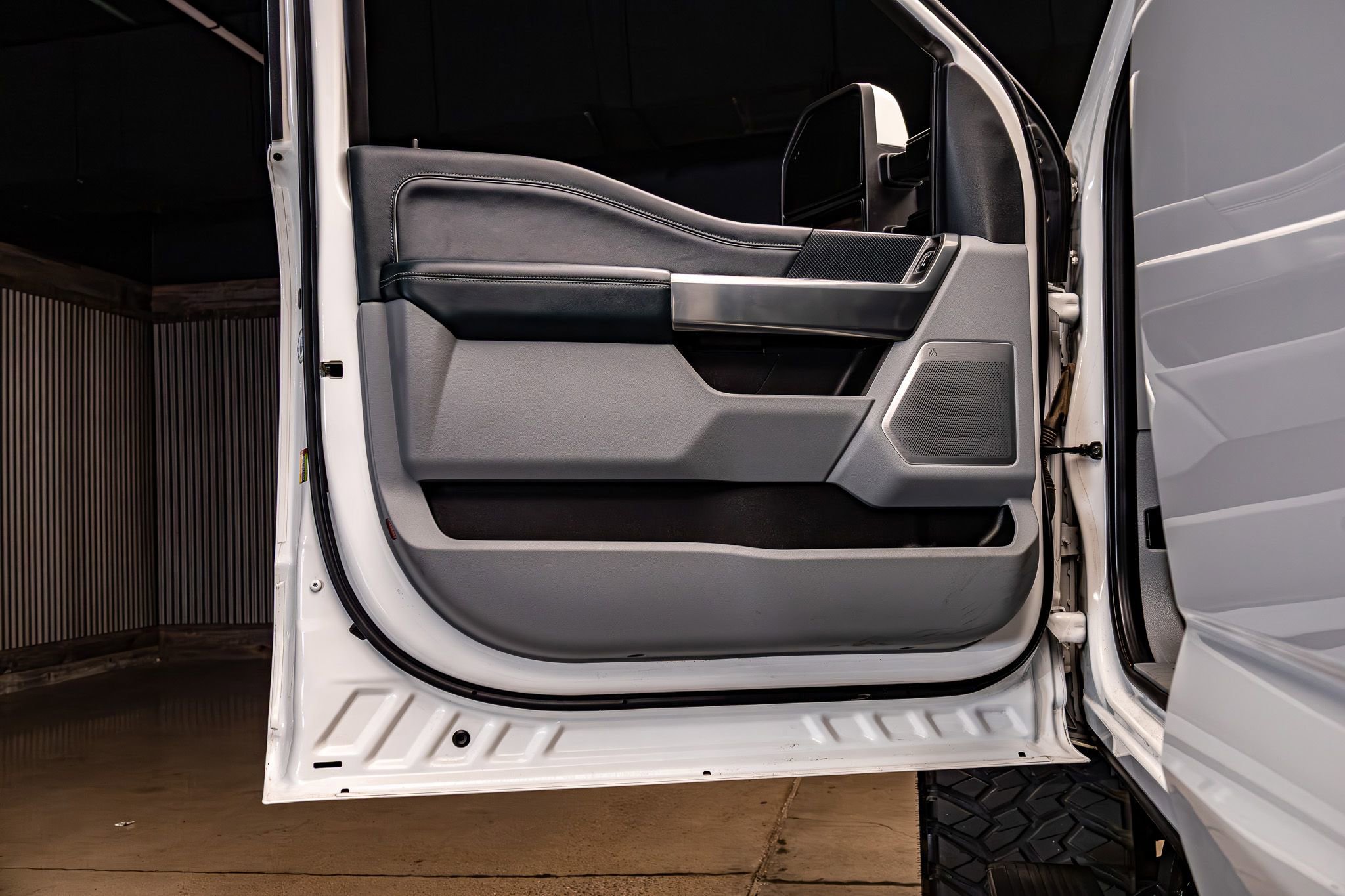 Used 2023 Ford F350 Limited w/ FX4 Off-Road Package image 32