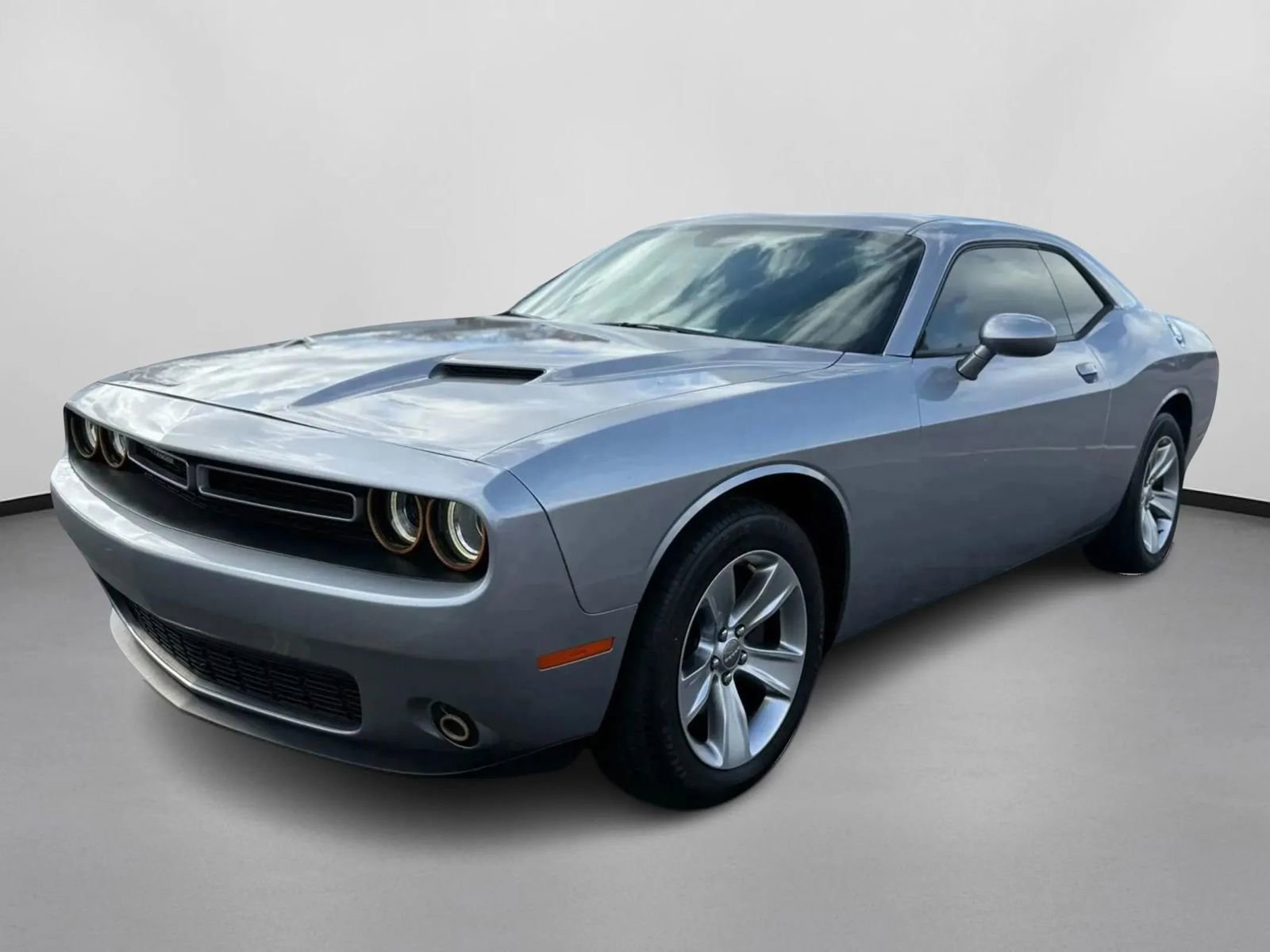 Used 2016 Dodge Challenger SXT image 7