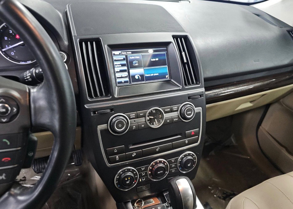 Used 2013 Land Rover LR2 image 15