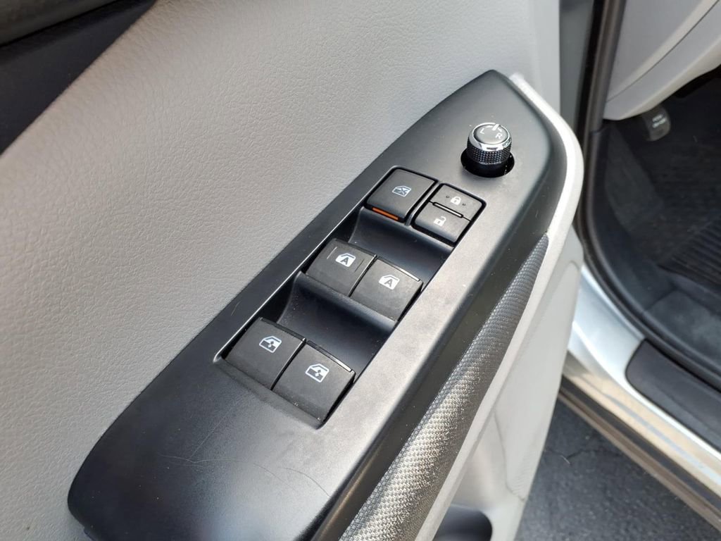 Used 2019 Toyota Highlander LE AWD/4WD image 10