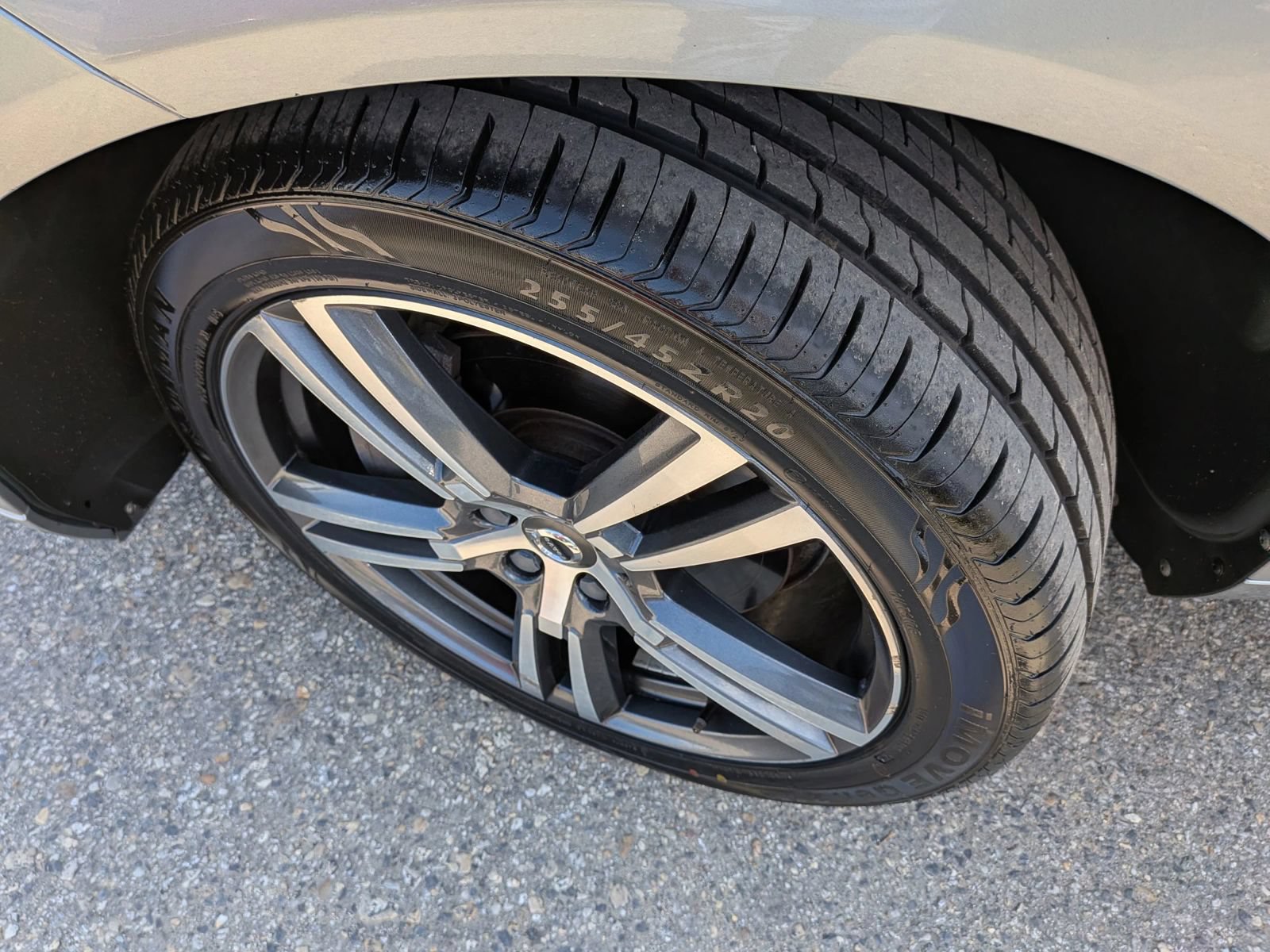 Used 2018 Volvo XC60 T6 Momentum w/ Convenience Package AWD/4WD image 12