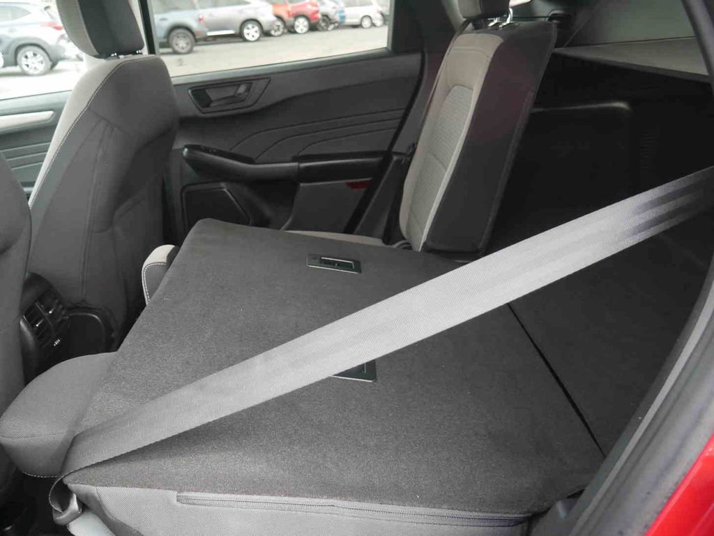 Used 2022 Ford Escape SE w/ SE Sport Appearance Package image 13