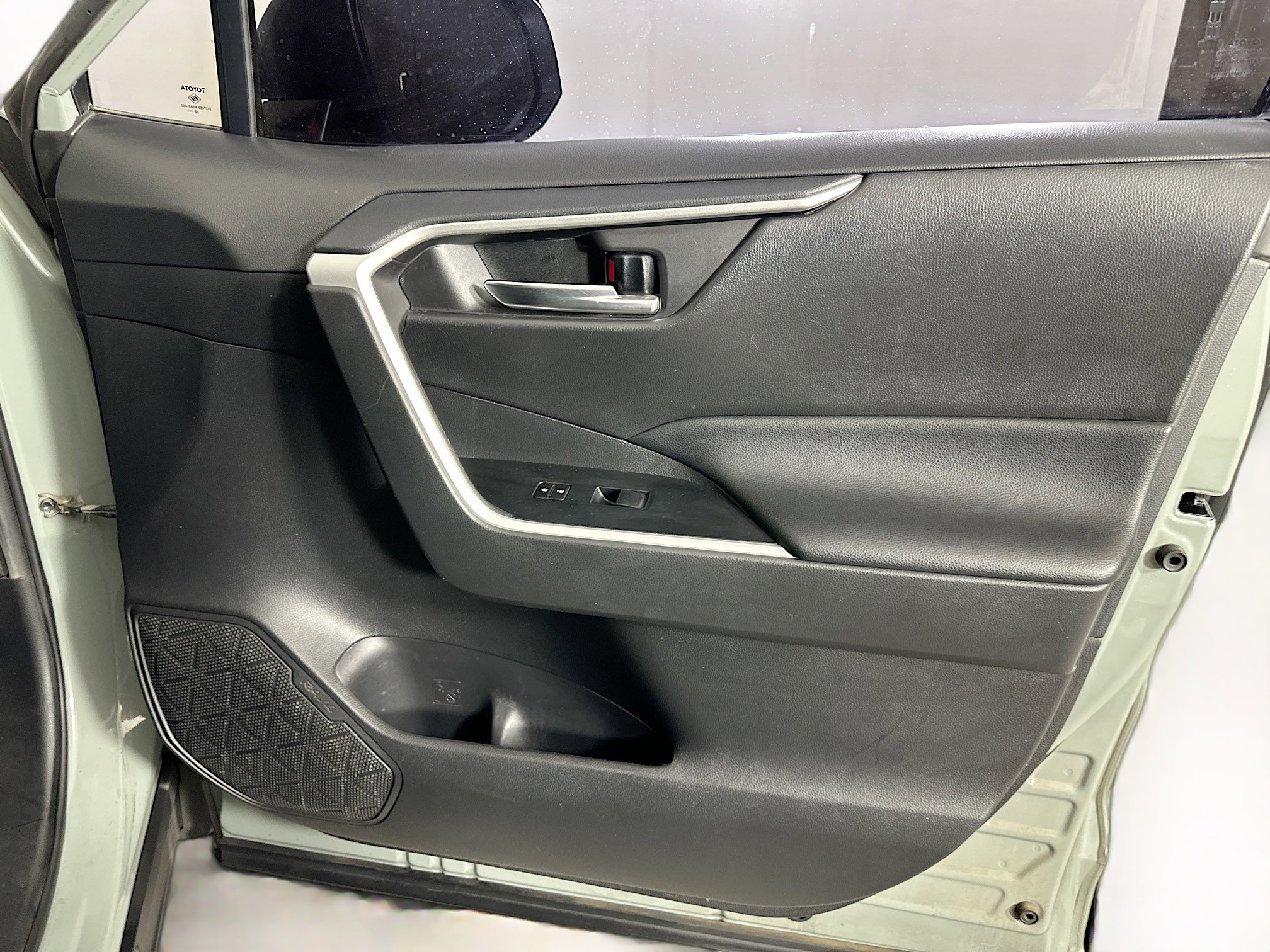 Used 2021 Toyota RAV4 XLE w/ Convenience Package image 31