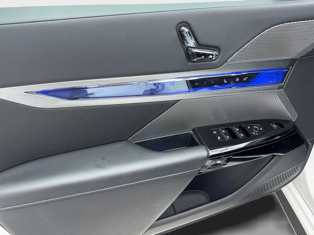 Used 2025 BMW 740i w/ Premium Package image 38