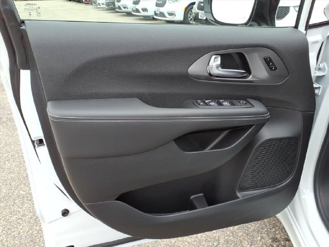 Used 2026 Chrysler Pacifica Select AWD/4WD image 18