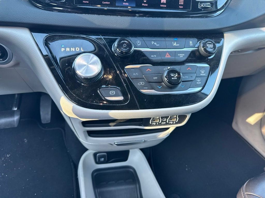 Used 2023 Chrysler Pacifica Touring-L FWD image 7