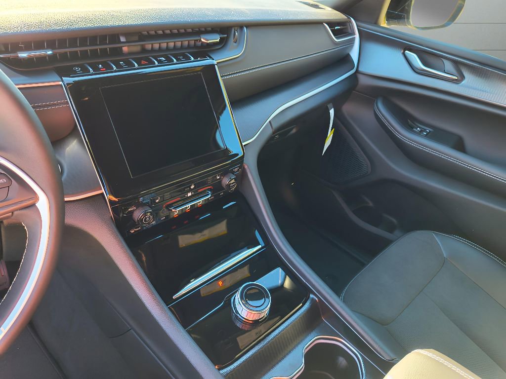 New 2025 Jeep Grand Cherokee Altitude image 21