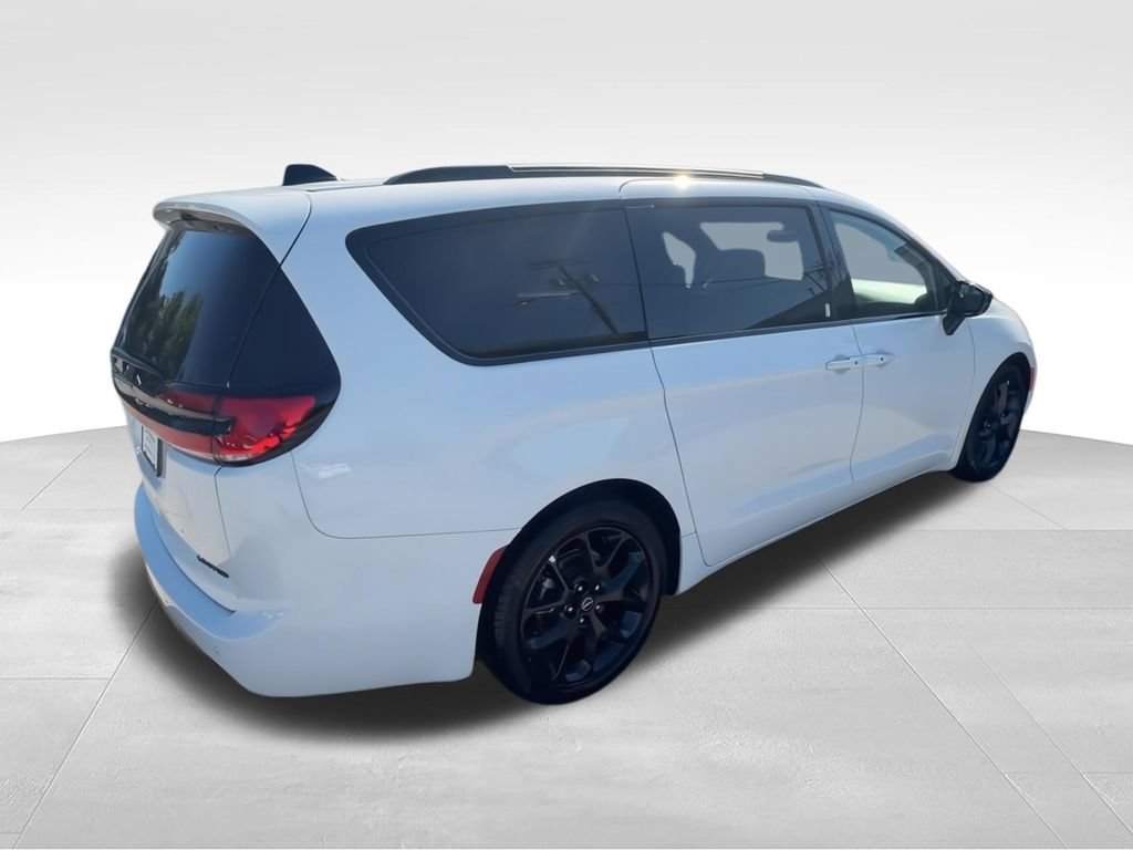Used 2025 Chrysler Pacifica Limited FWD image 8