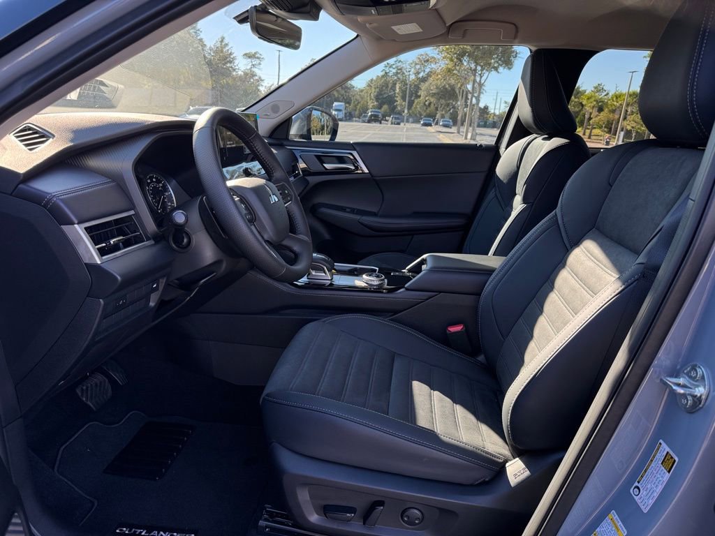 New 2025 Mitsubishi Outlander SE image 14