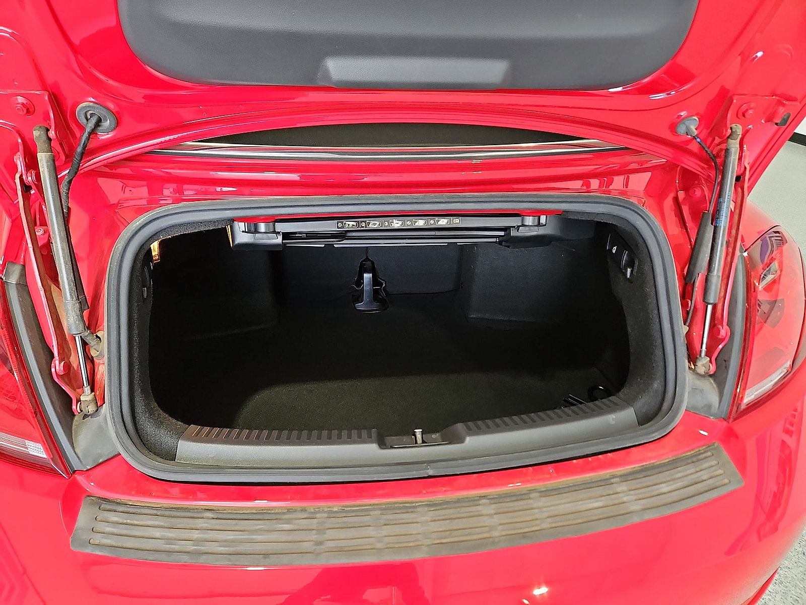 Used 2019 Volkswagen Beetle 2.0T SE FWD image 12