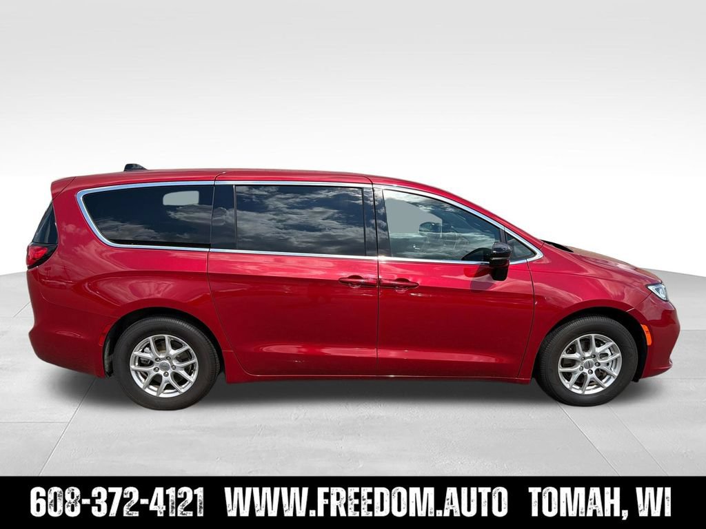 Used 2025 Chrysler Pacifica Select FWD image 12