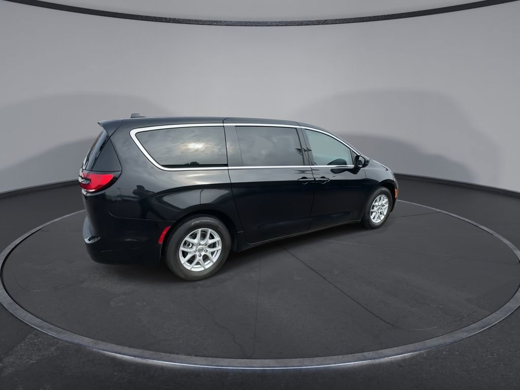 Used 2023 Chrysler Pacifica Touring-L image 8