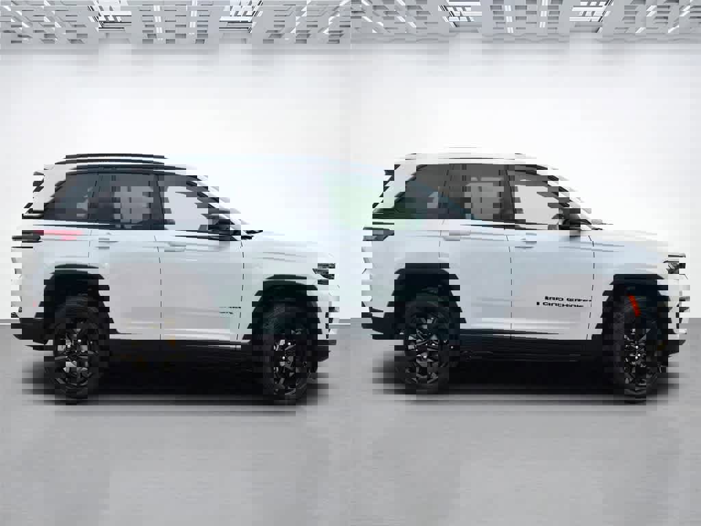 New 2025 Jeep Grand Cherokee Altitude image 7