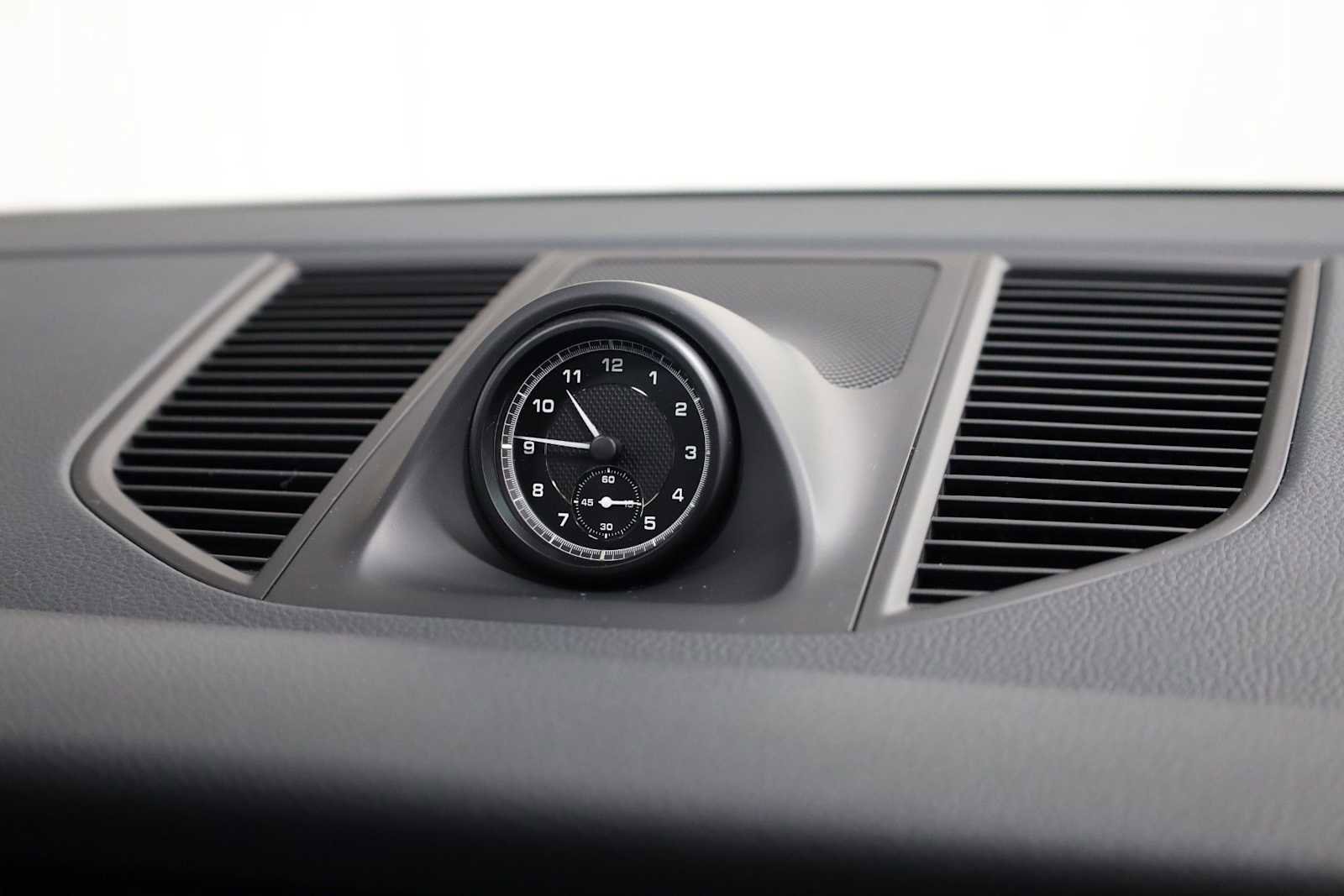 Certified 2024 Porsche Macan AWD/4WD image 23