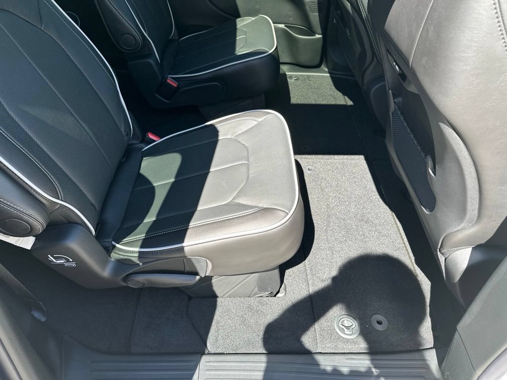 New 2027 Chrysler Pacifica Limited FWD image 16