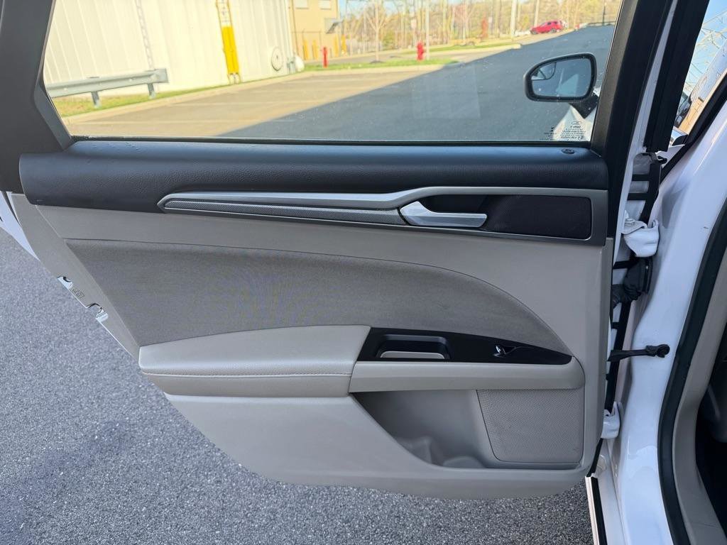 Used 2017 Ford Fusion SE image 22