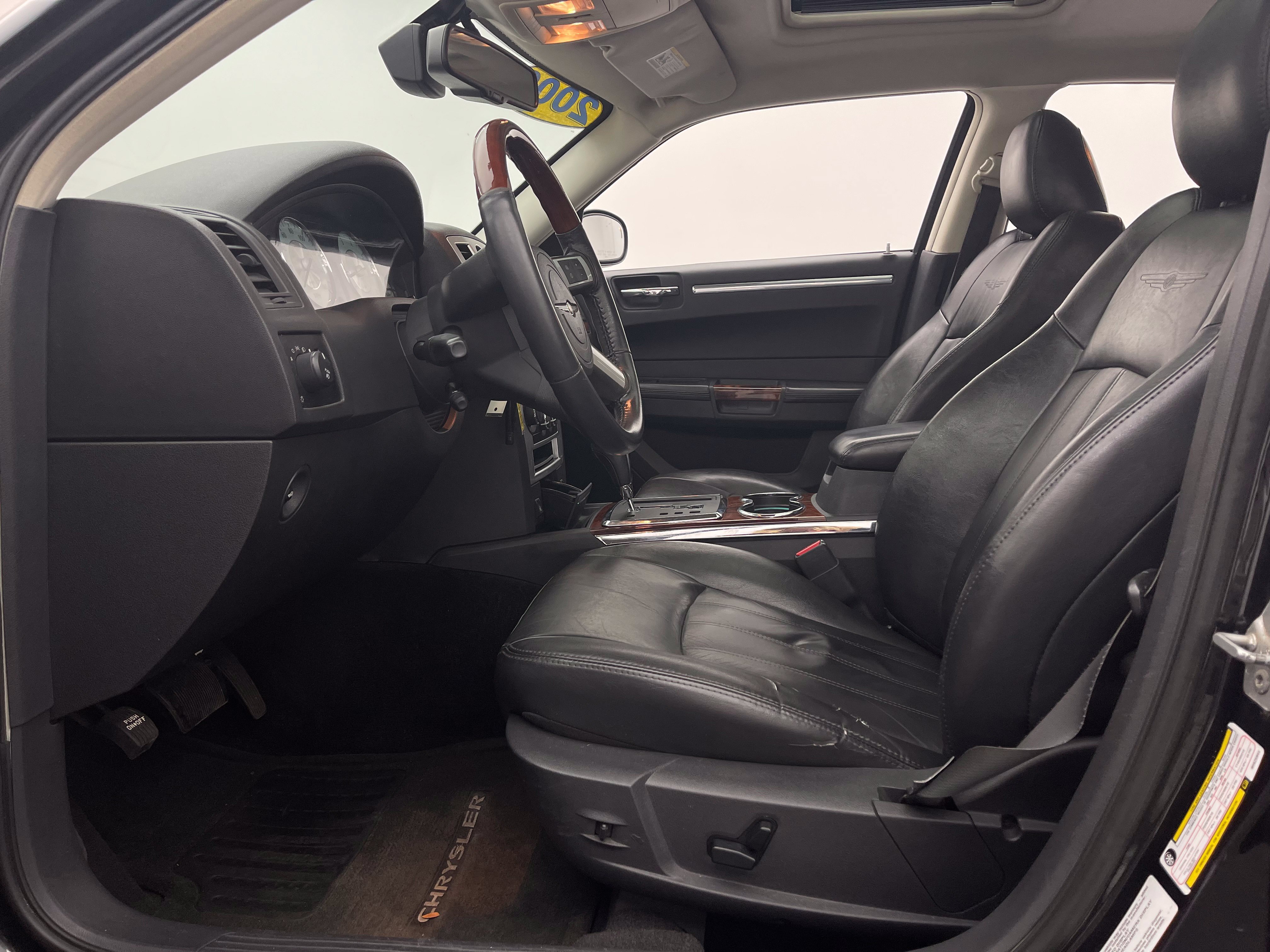 Used 2009 Chrysler 300 C w/ Luxury Group II RWD image 17