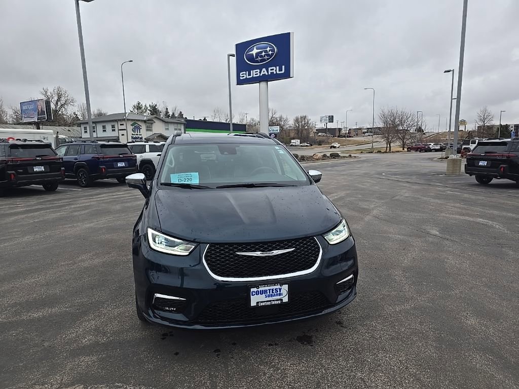 Used 2022 Chrysler Pacifica Limited image 3