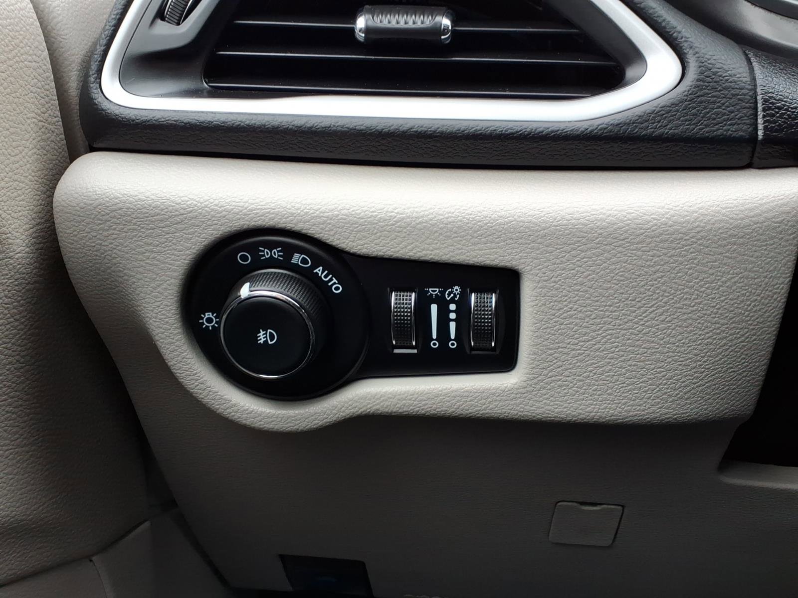 Used 2023 Chrysler Pacifica Touring-L image 30