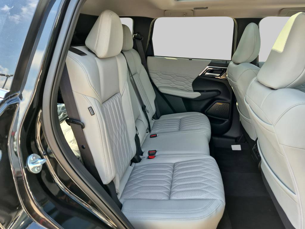New 2025 Mitsubishi Outlander SEL image 24