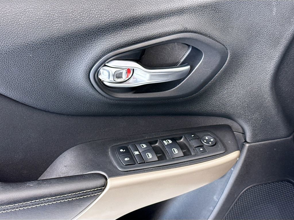 Used 2018 Jeep Cherokee Latitude w/ Safety Group image 23