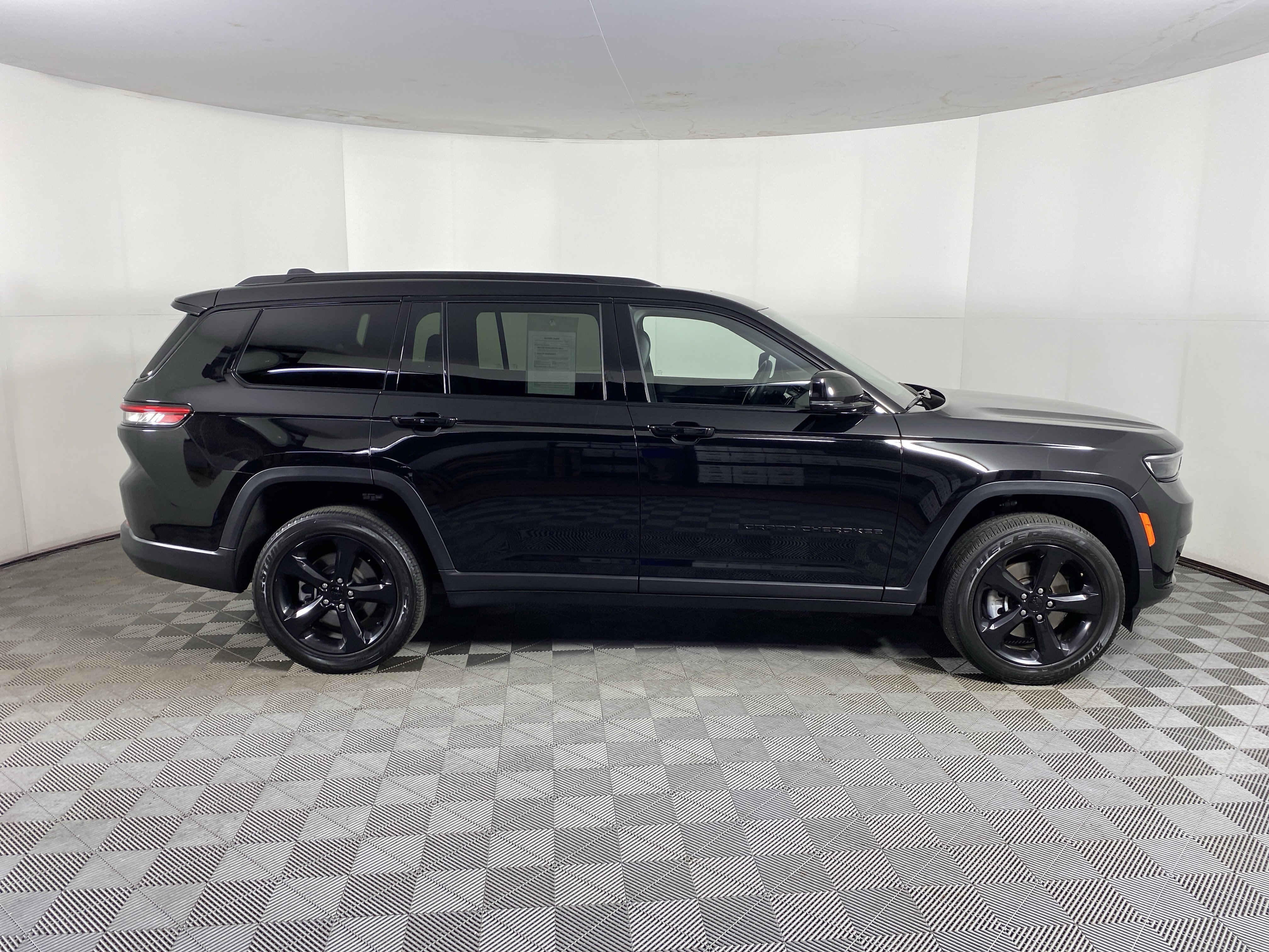 Used 2023 Jeep Grand Cherokee L Laredo image 7