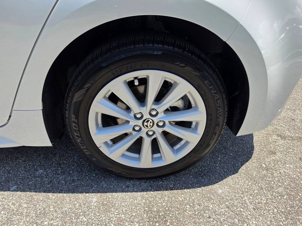Certified 2025 Toyota Corolla SE w/ SE Package FWD image 32