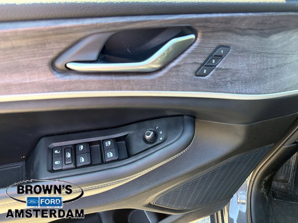 Used 2023 Jeep Grand Cherokee L Limited AWD/4WD image 12