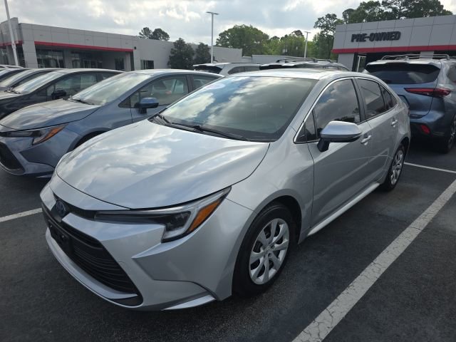 Used 2025 Toyota Corolla XLE image 3