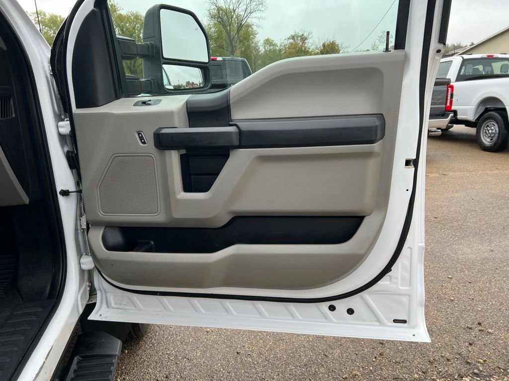 Used 2017 Ford F550 4x4 Crew Cab Super Duty w/ Power Equipment Group image 19