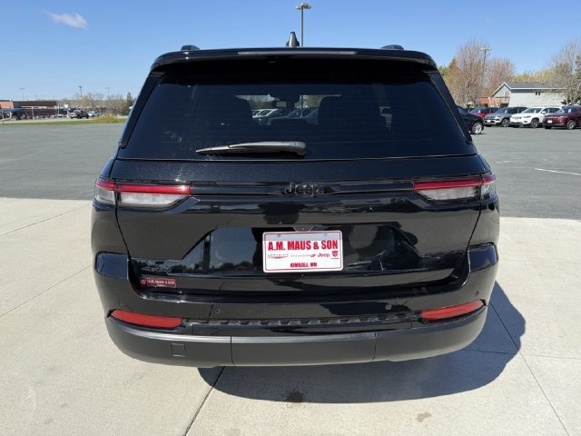 Used 2023 Jeep Grand Cherokee Altitude AWD/4WD image 8